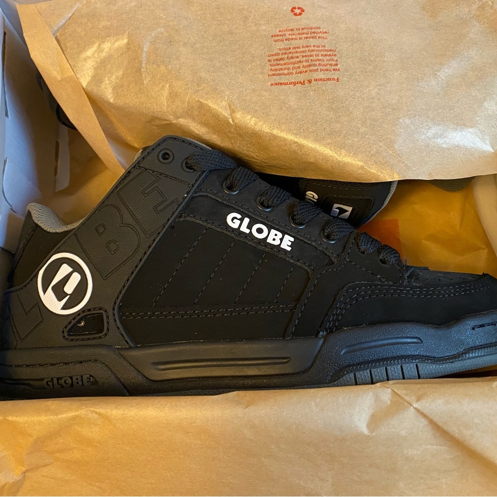 Globe Tilt Skate Shoes. size 8. New in Box. Black